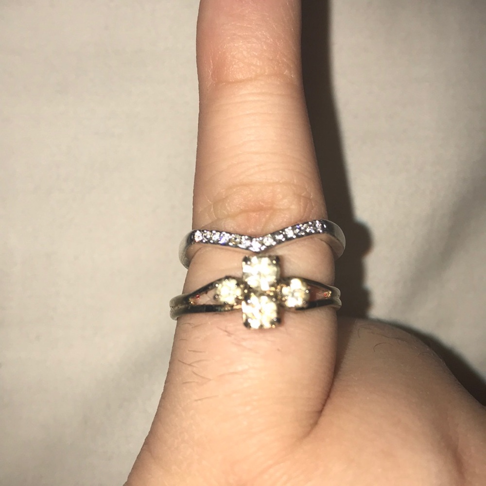2 rings. One Gold One Silver.